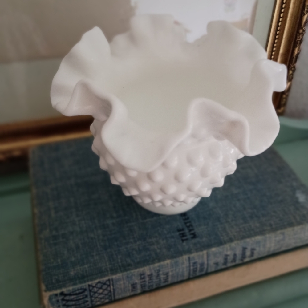 Vintage milk glass vase - Picture 5 of 9